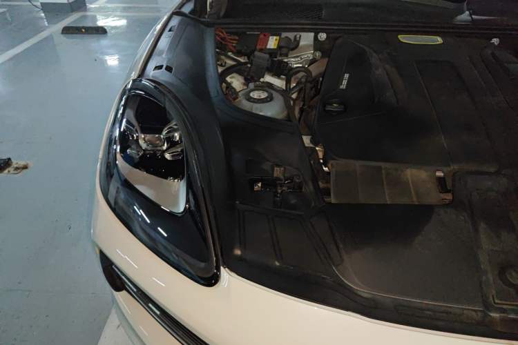 Used Porsche Cayenne E-Hybrid 2023 Cayenne E-Hybrid 2.0T Engine Bay Right