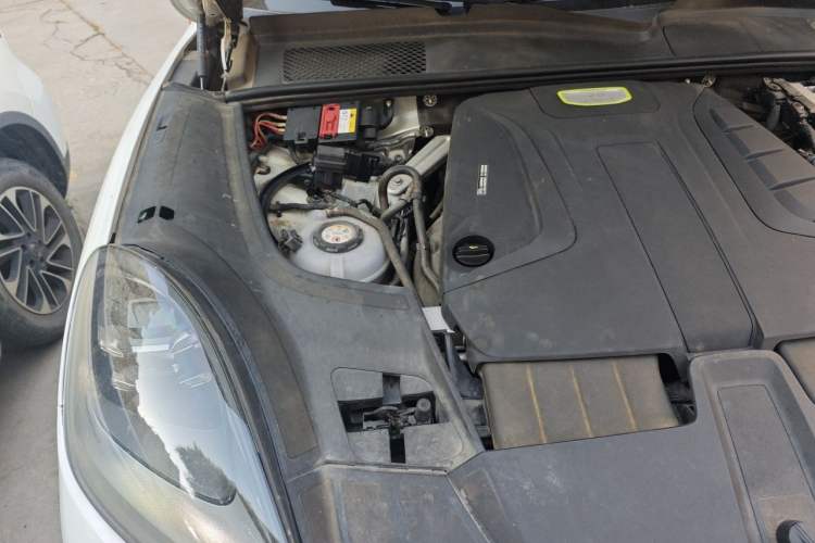 Used Porsche Cayenne E-Hybrid 2023 Cayenne E-Hybrid 2.0T Platinum Edition Engine Bay Right