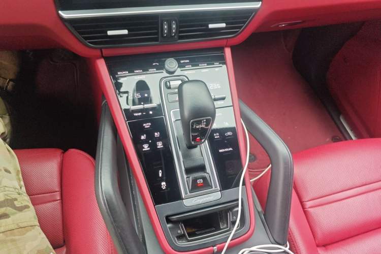 Used Porsche Cayenne E-Hybrid 2023 Cayenne E-Hybrid 2.0T Platinum Edition Gear Lever