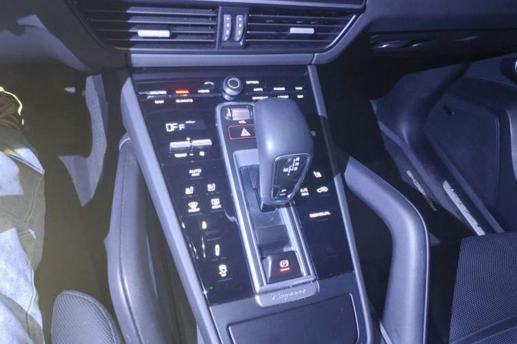 Used Porsche Cayenne E-Hybrid 2023 Cayenne E-Hybrid 2.0T Platinum Edition Gear Lever