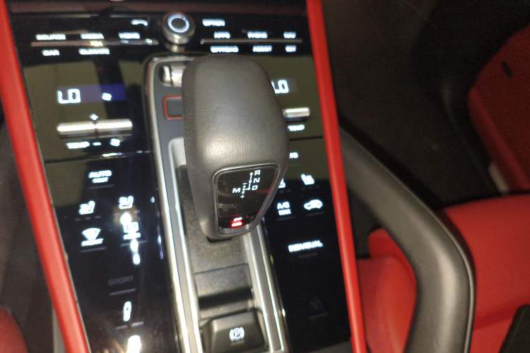 Used Porsche Cayenne E-Hybrid 2023 Cayenne E-Hybrid 2.0T Platinum Edition Gear Lever