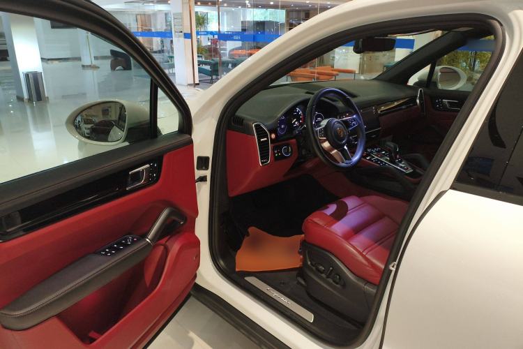 Used Porsche Cayenne E-Hybrid 2023 Cayenne E-Hybrid 2.0T Platinum Edition Interior 3