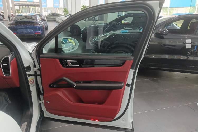 Used Porsche Cayenne E-Hybrid 2023 Cayenne E-Hybrid 2.0T Platinum Edition Interior 5