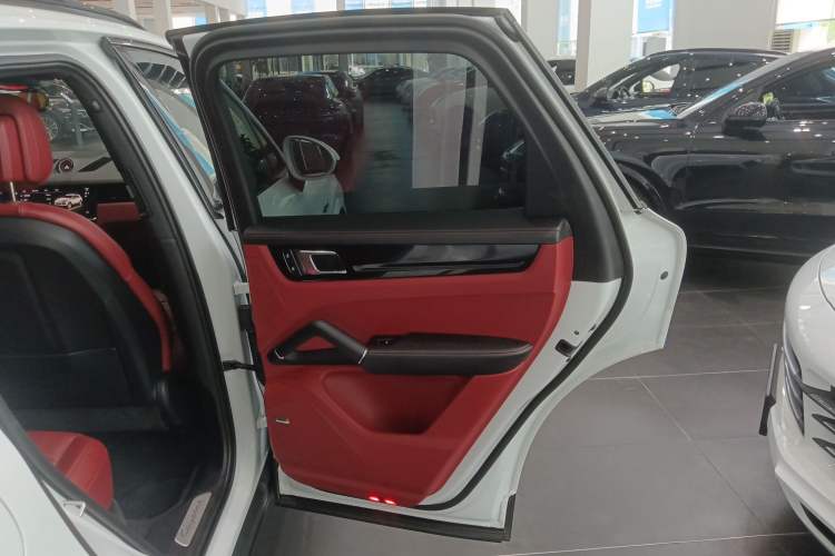 Used Porsche Cayenne E-Hybrid 2023 Cayenne E-Hybrid 2.0T Platinum Edition Interior 6