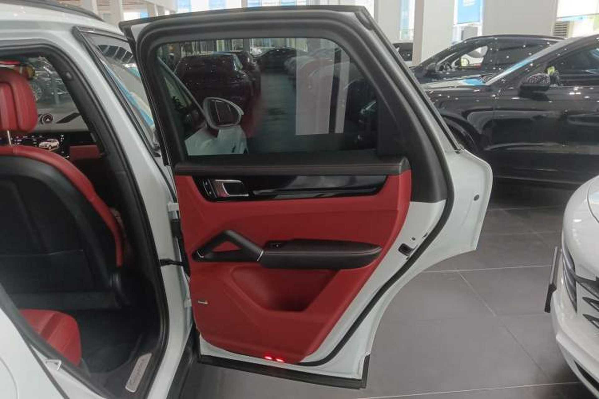 Used Porsche Cayenne E-Hybrid 2023 Cayenne E-Hybrid 2.0T Platinum Edition Interior 6