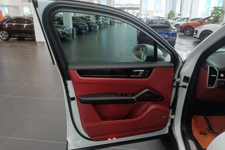 Used Porsche Cayenne E-Hybrid 2023 Cayenne E-Hybrid 2.0T Platinum Edition Interior 7