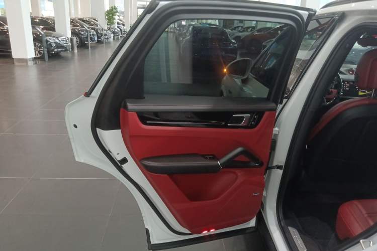 Used Porsche Cayenne E-Hybrid 2023 Cayenne E-Hybrid 2.0T Platinum Edition Interior 8