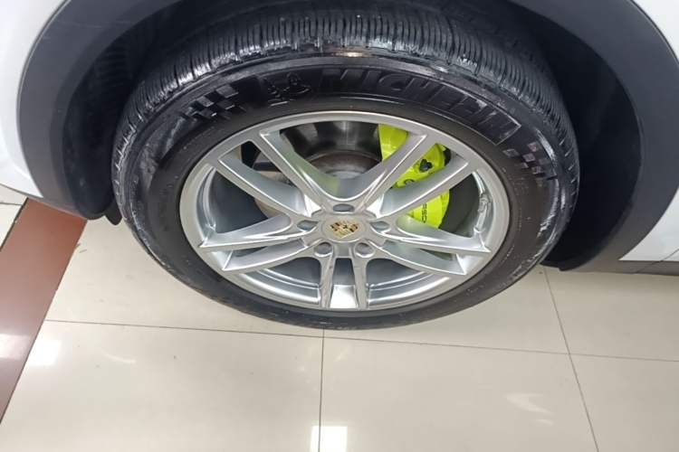 Used Porsche Cayenne E-Hybrid 2023 Cayenne Coupé E-Hybrid 2.0T Left Front Wheel Hub