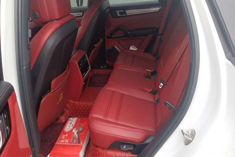 Used Porsche Cayenne E-Hybrid 2023 Cayenne E-Hybrid 2.0T Platinum Edition Left Rear Seat