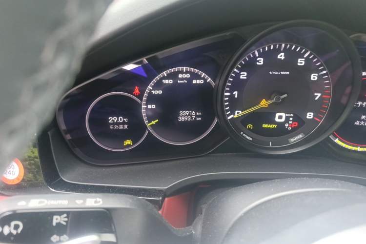Used Porsche Cayenne E-Hybrid 2023 Cayenne E-Hybrid 2.0T Platinum Edition Odometer Close Up