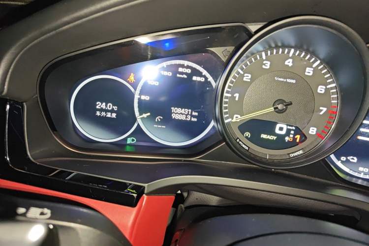 Used Porsche Cayenne E-Hybrid 2023 Cayenne E-Hybrid 2.0T Odometer Close Up