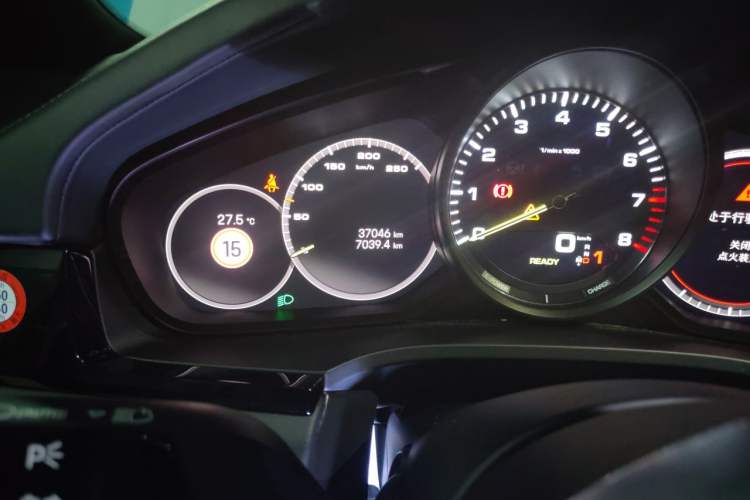 Used Porsche Cayenne E-Hybrid 2023 Cayenne E-Hybrid 2.0T Platinum Edition Odometer Close Up