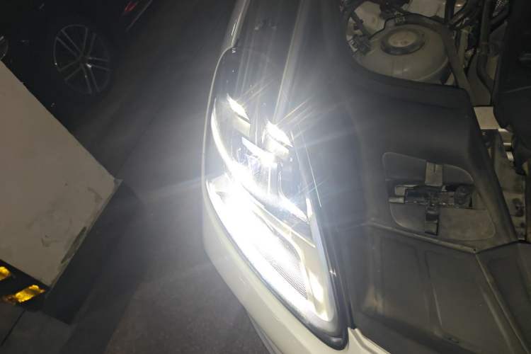 Used Porsche Cayenne E-Hybrid 2023 Cayenne E-Hybrid 2.0T Platinum Edition Right Front Headlight