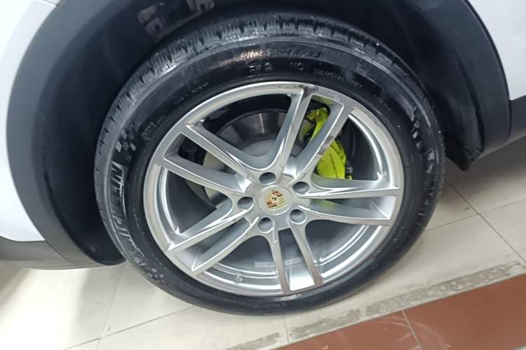 Used Porsche Cayenne E-Hybrid 2023 Cayenne Coupé E-Hybrid 2.0T Right Rear Wheel Hub