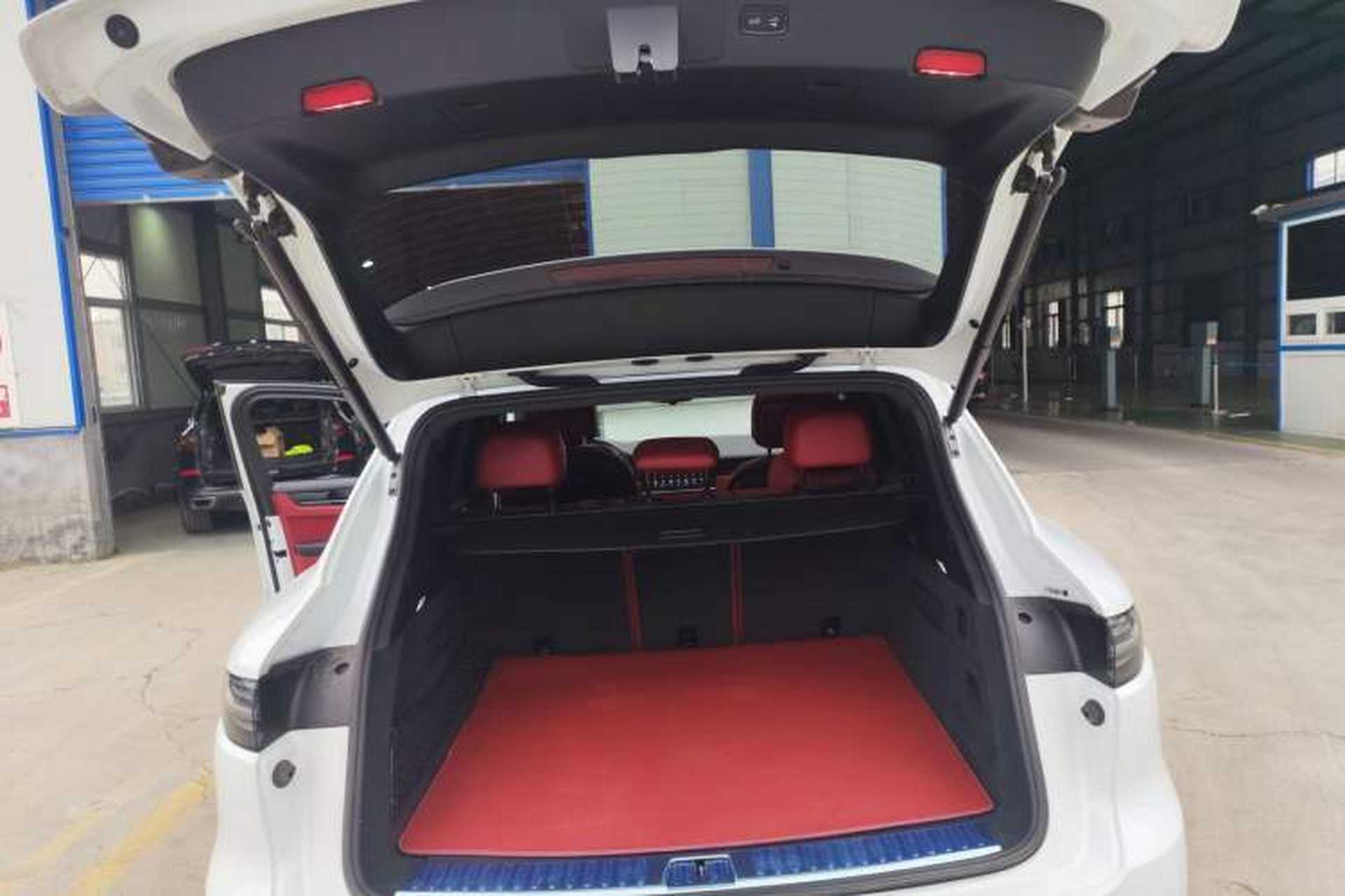 Used Porsche Cayenne E-Hybrid 2023 Cayenne E-Hybrid 2.0T Platinum Edition Trunk