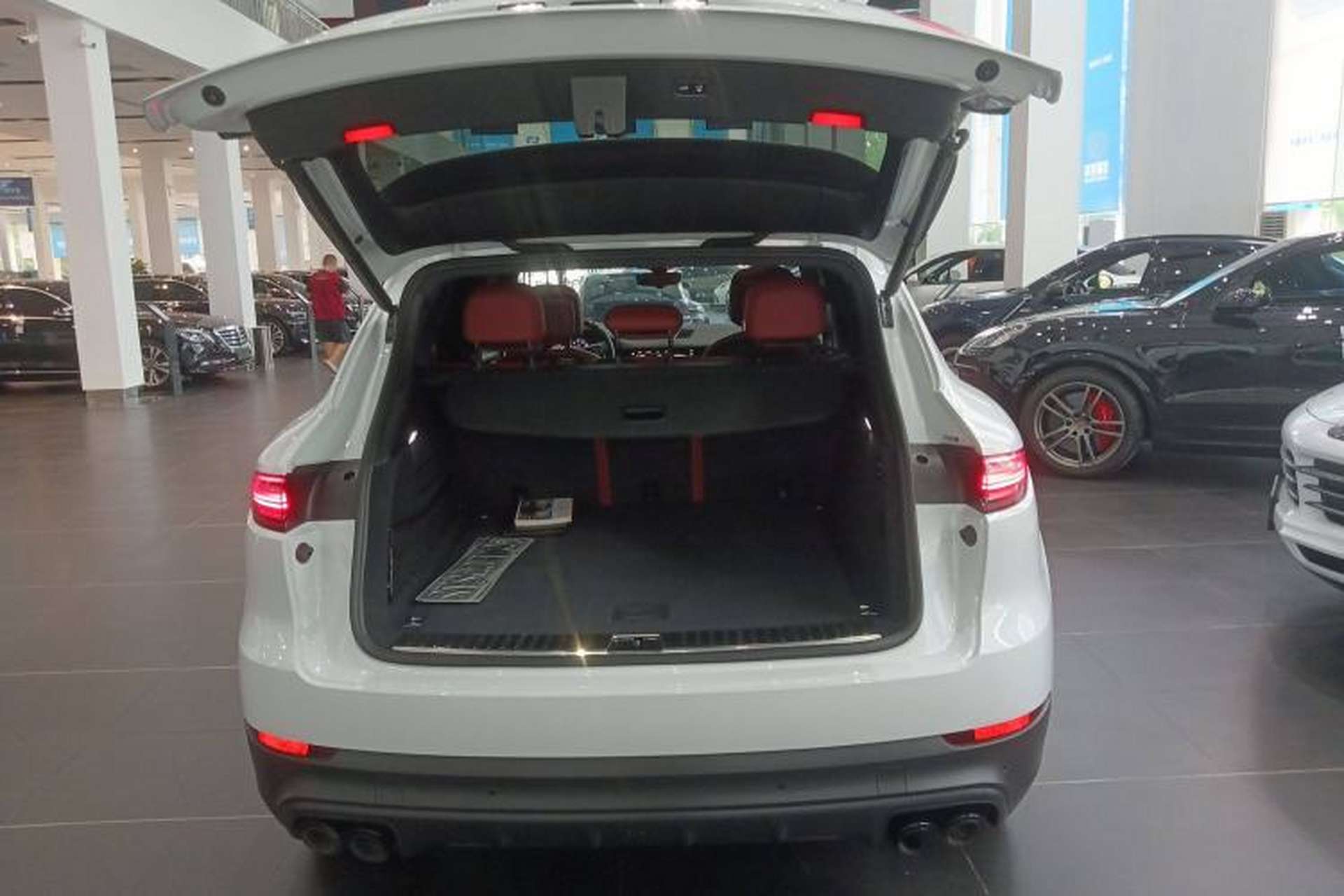 Used Porsche Cayenne E-Hybrid 2023 Cayenne E-Hybrid 2.0T Platinum Edition Trunk