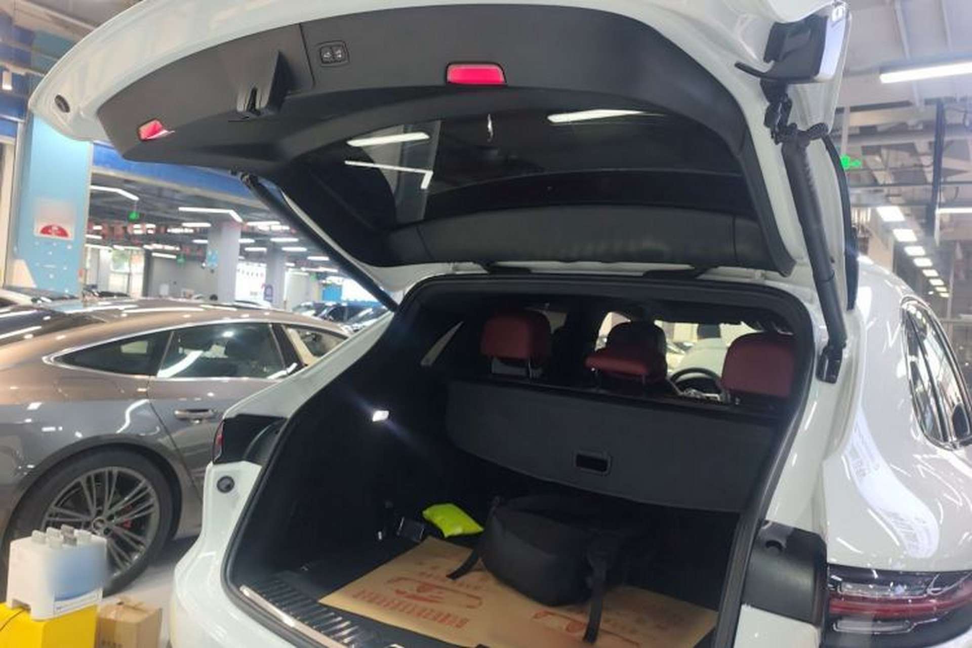 Used Porsche Cayenne E-Hybrid 2023 Cayenne E-Hybrid 2.0T Trunk