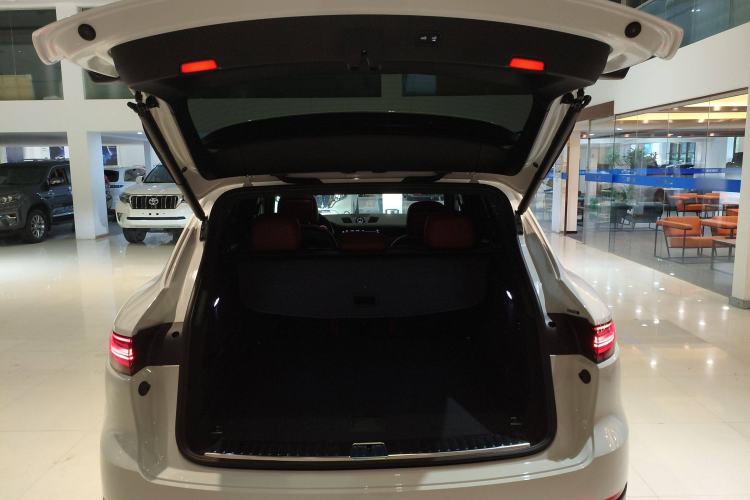 Used Porsche Cayenne E-Hybrid 2023 Cayenne E-Hybrid 2.0T Platinum Edition Trunk