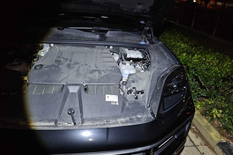 Used Porsche Cayenne E-Hybrid 2024 Cayenne E-Hybrid 2.0T Engine Bay Left