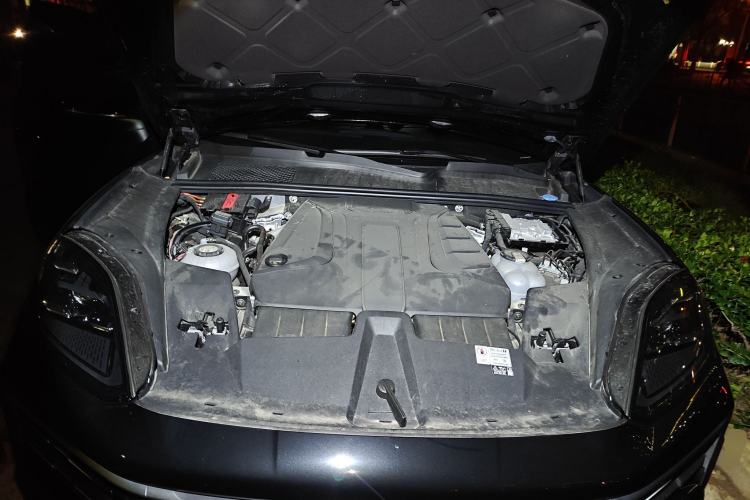 Used Porsche Cayenne E-Hybrid 2024 Cayenne E-Hybrid 2.0T Engine Bay