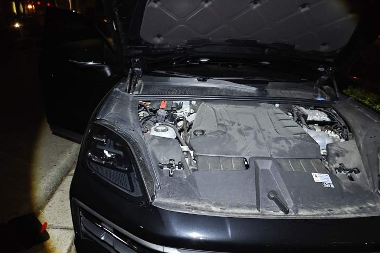 Used Porsche Cayenne E-Hybrid 2024 Cayenne E-Hybrid 2.0T Engine Bay Right