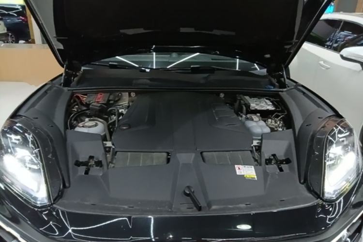 Used Porsche Cayenne E-Hybrid 2024 Cayenne E-Hybrid 2.0T Engine Bay