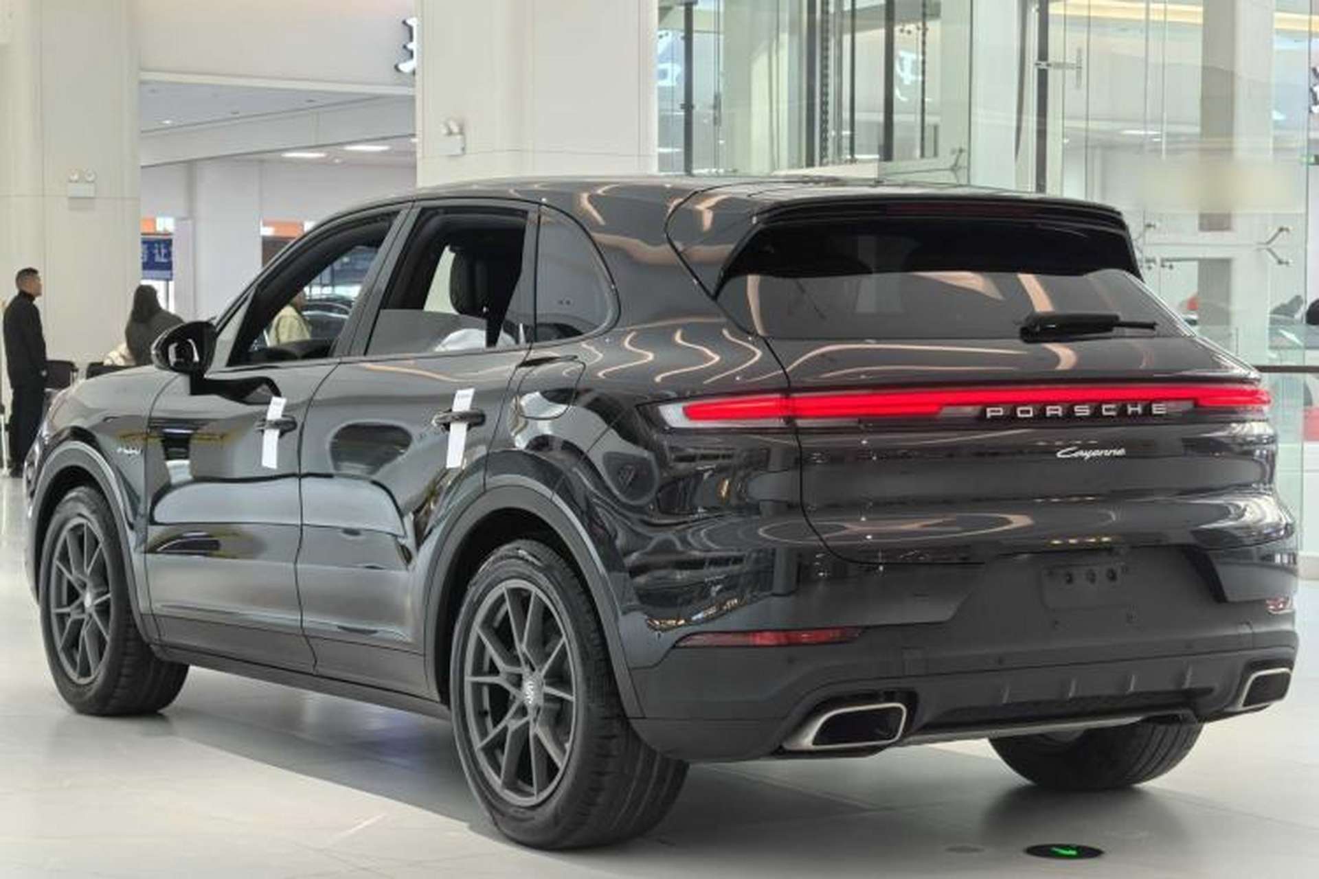 Used Porsche Cayenne E-Hybrid 2024 Cayenne E-Hybrid 2.0T Exterior 3