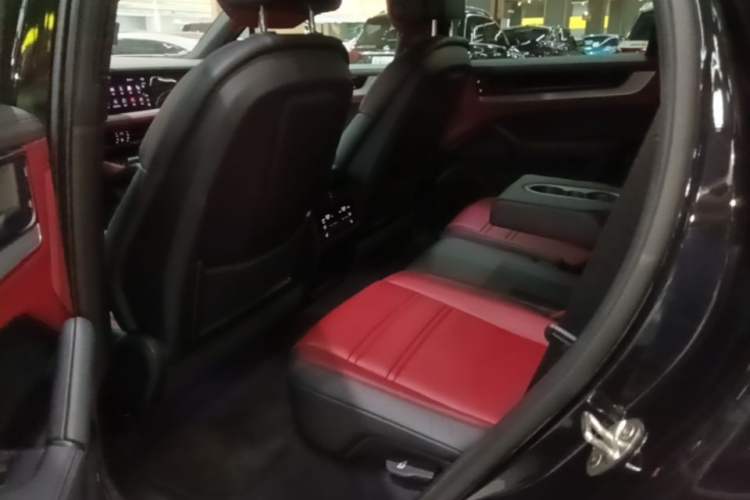 Used Porsche Cayenne E-Hybrid 2024 Cayenne E-Hybrid 2.0T Left Rear Seat