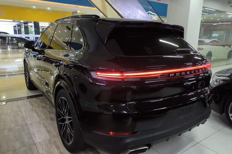Used Porsche Cayenne E-Hybrid 2024 Cayenne E-Hybrid 2.0T Rear Left 45 Deg