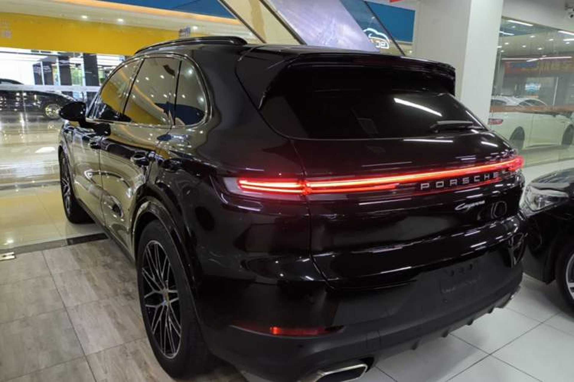 Used Porsche Cayenne E-Hybrid 2024 Cayenne E-Hybrid 2.0T Rear Left 45 Deg