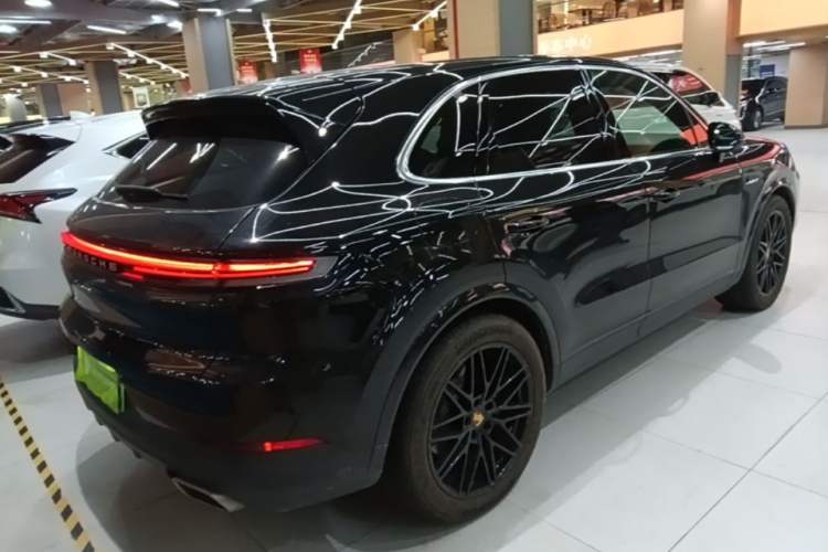 Used Porsche Cayenne E-Hybrid 2024 Cayenne E-Hybrid 2.0T Rear Right 45 Deg