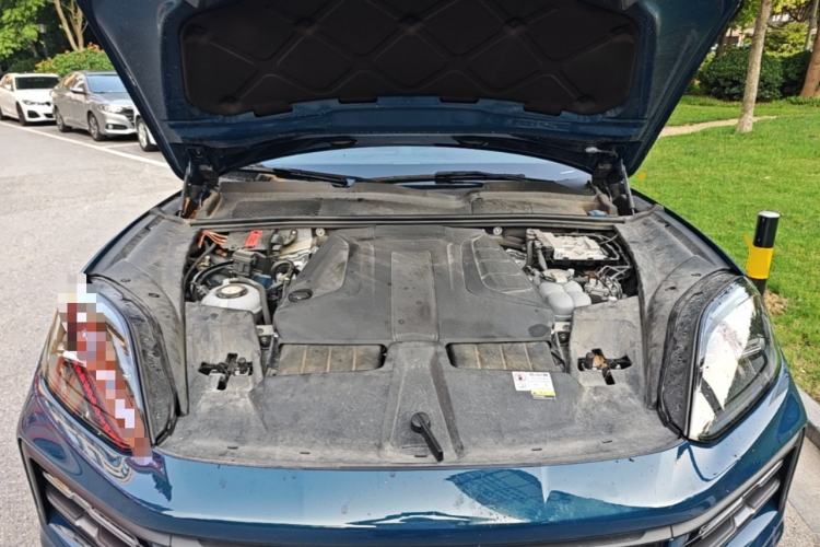 Used Porsche Cayenne E-Hybrid 2024 Cayenne E-Hybrid 2.0T Engine Bay