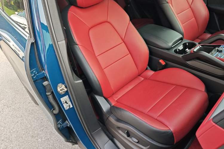 Used Porsche Cayenne E-Hybrid 2024 Cayenne E-Hybrid 2.0T Right Front Seat