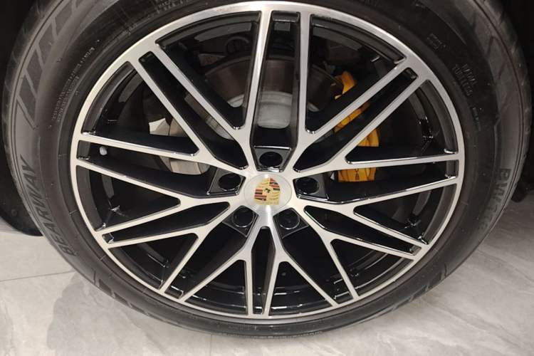 Used Porsche Cayenne E-Hybrid 2024 Cayenne E-Hybrid 2.0T Right Rear Wheel Hub