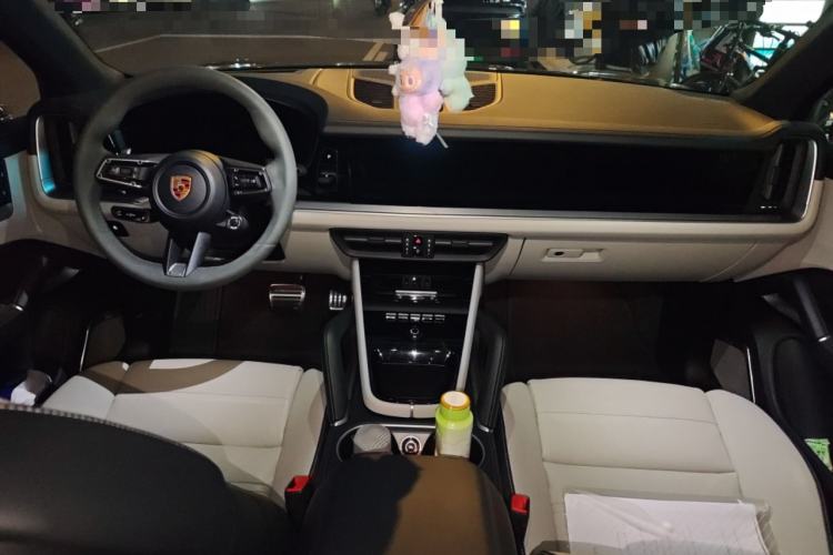 Used Porsche Cayenne E-Hybrid 2024 Cayenne Turbo E-Hybrid 4.0T Center Console