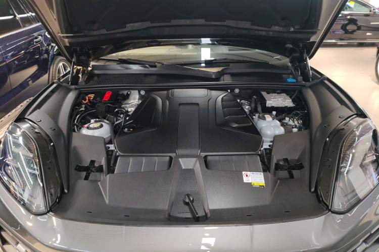 Used Porsche Cayenne E-Hybrid 2024 Cayenne E-Hybrid 2.0T Engine Bay