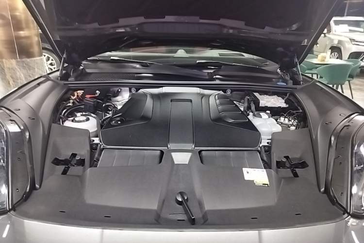 Used Porsche Cayenne E-Hybrid 2024 Cayenne E-Hybrid 2.0T Engine Bay
