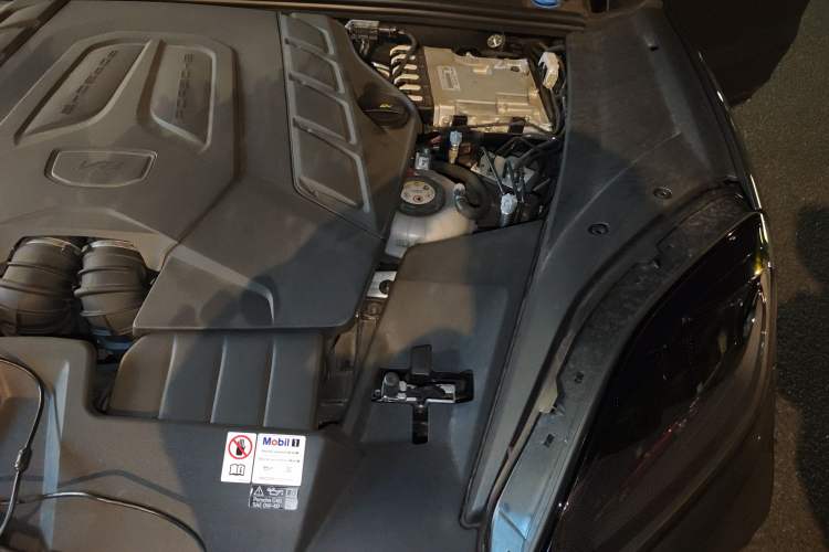 Used Porsche Cayenne E-Hybrid 2024 Cayenne Turbo E-Hybrid 4.0T Engine Bay Left