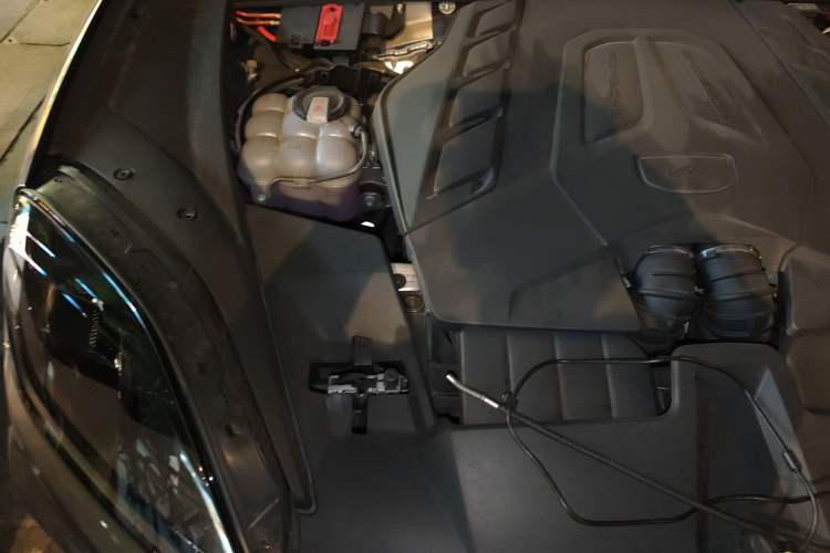 Used Porsche Cayenne E-Hybrid 2024 Cayenne Turbo E-Hybrid 4.0T Engine Bay Right