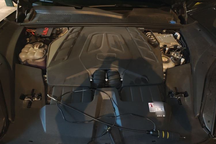Used Porsche Cayenne E-Hybrid 2024 Cayenne Turbo E-Hybrid 4.0T Engine Bay