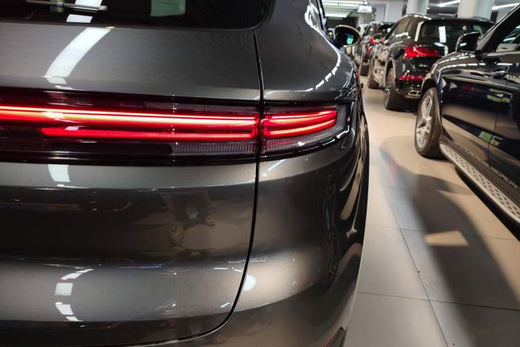 Used Porsche Cayenne E-Hybrid 2024 Cayenne E-Hybrid 2.0T Exterior 2