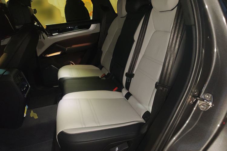Used Porsche Cayenne E-Hybrid 2024 Cayenne Turbo E-Hybrid 4.0T Left Rear Seat