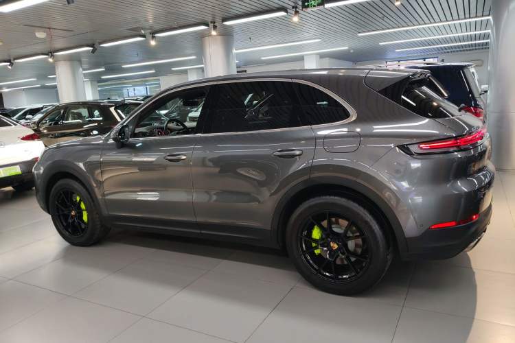 Used Porsche Cayenne E-Hybrid 2024 Cayenne E-Hybrid 2.0T Left Side
