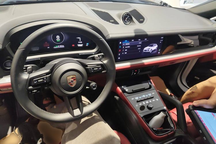 Used Porsche Cayenne E-Hybrid 2024 Cayenne Coupé E-Hybrid 2.0T Center Console