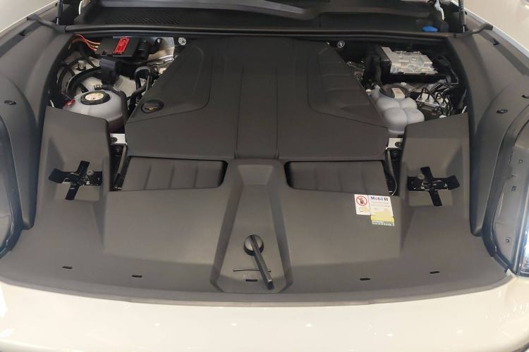 Used Porsche Cayenne E-Hybrid 2024 Cayenne Coupé E-Hybrid 2.0T Engine Bay