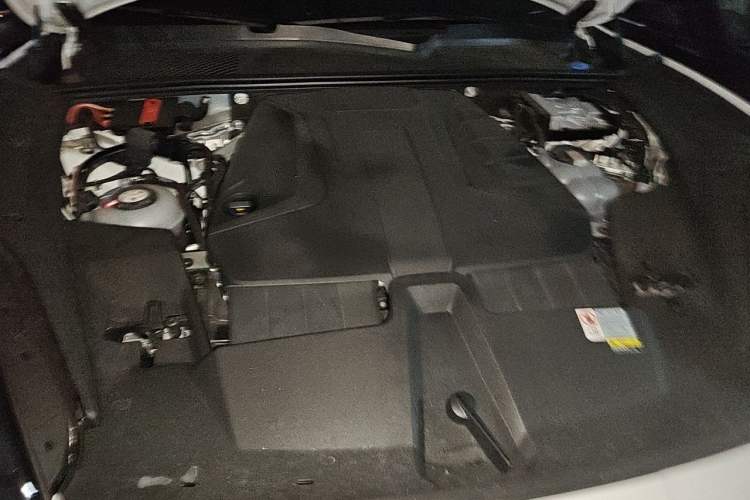 Used Porsche Cayenne E-Hybrid 2024 Cayenne E-Hybrid 2.0T Engine Bay