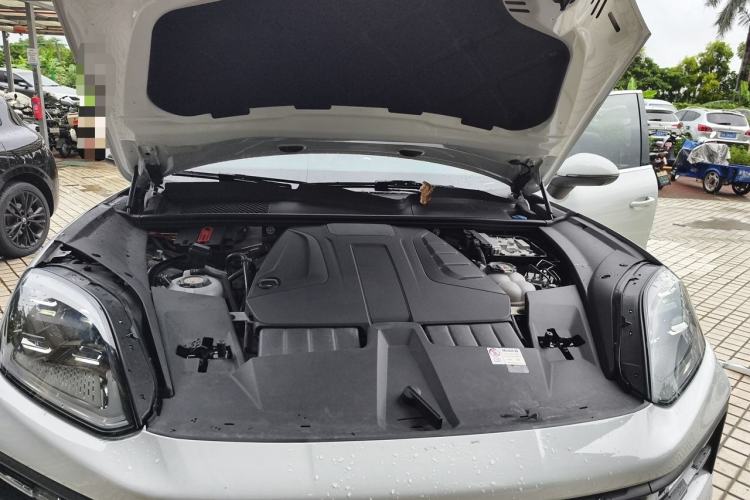 Used Porsche Cayenne E-Hybrid 2024 Cayenne E-Hybrid 2.0T Engine Bay