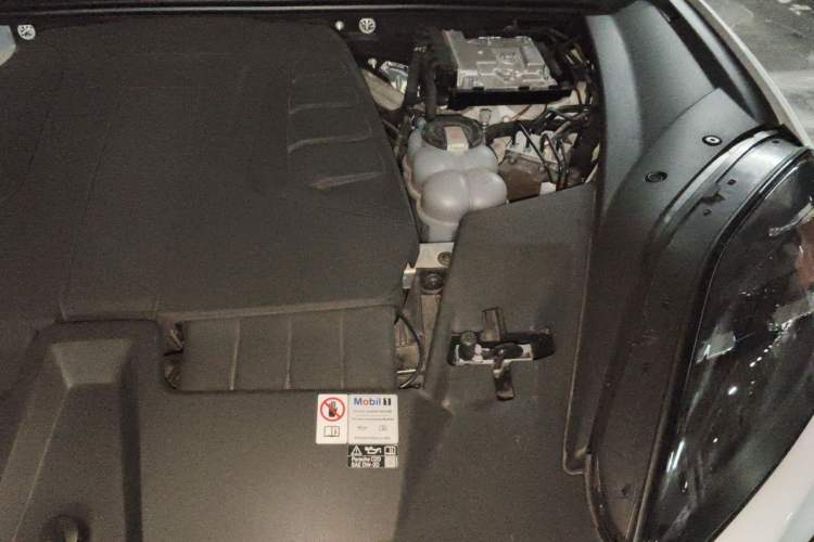 Used Porsche Cayenne E-Hybrid 2024 Cayenne E-Hybrid 2.0T Engine Bay Left