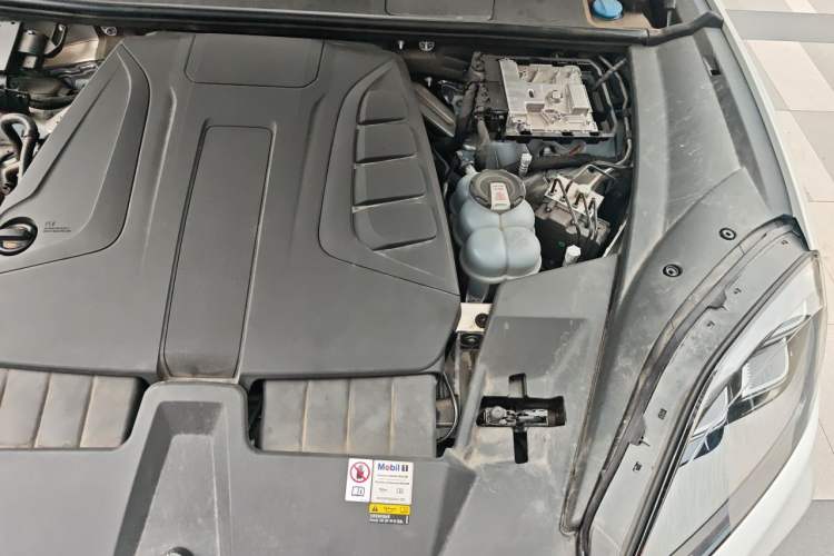 Used Porsche Cayenne E-Hybrid 2024 Cayenne E-Hybrid 2.0T Engine Bay Left