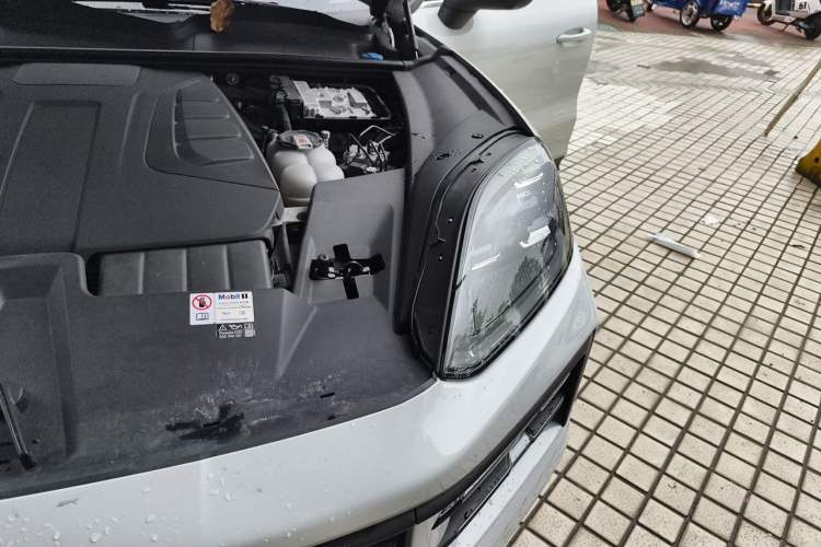 Used Porsche Cayenne E-Hybrid 2024 Cayenne E-Hybrid 2.0T Engine Bay Left